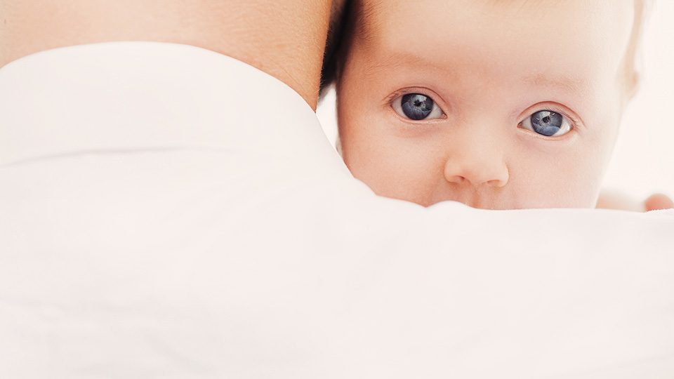 Babie blickt über Schulter – Kinderwunsch Kö