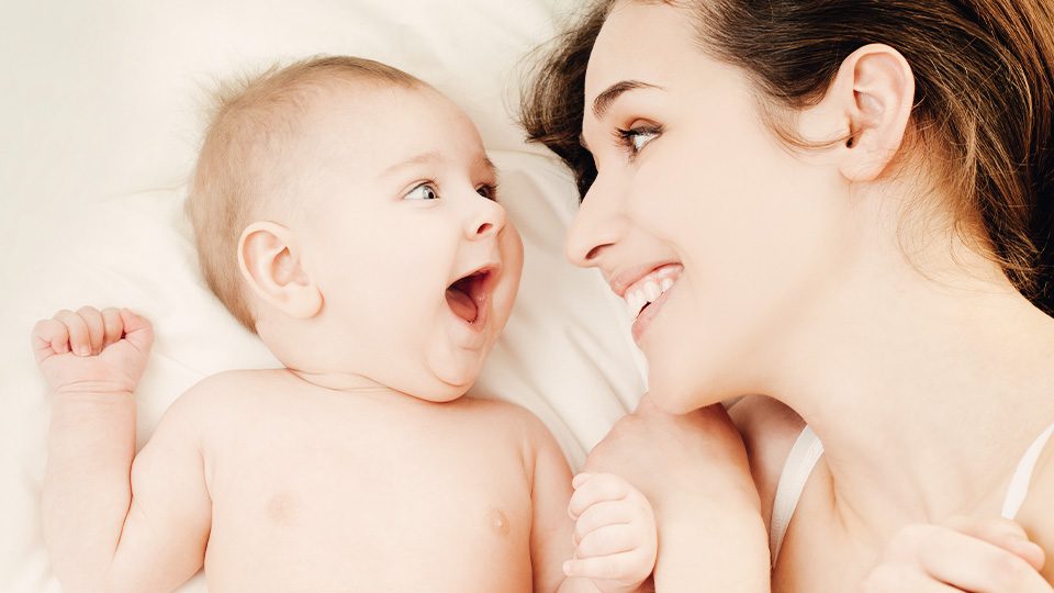 Babie und Mutter Face to Face – Kinderwunsch Kö