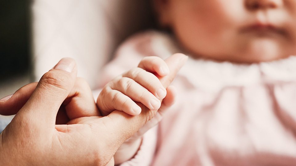 Babiehand greift Finger – Kinderwunsch Kö