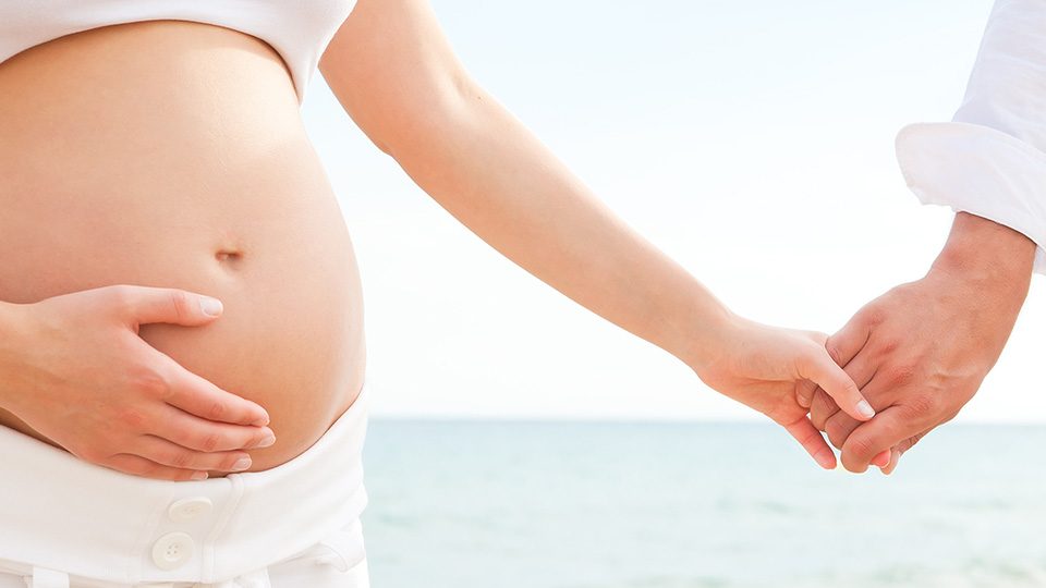 Schwangere Frau hält Hand - Kinderwunsch Kö