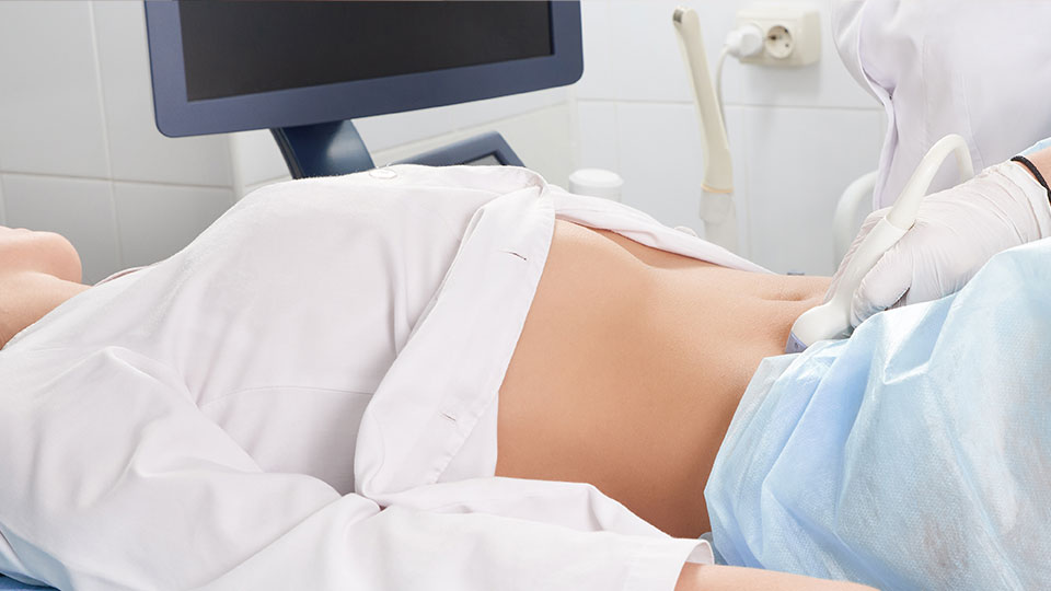 Ultraschall-Untersuchung einer Frau – Kinderwunsch Kö